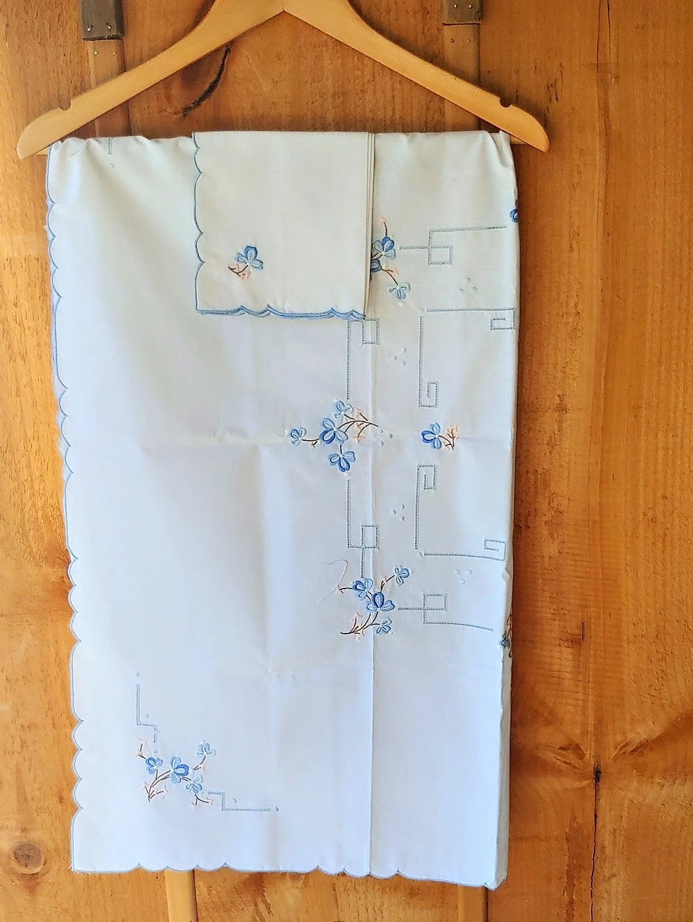 Embroidered White & Blue Table Cloth Set
